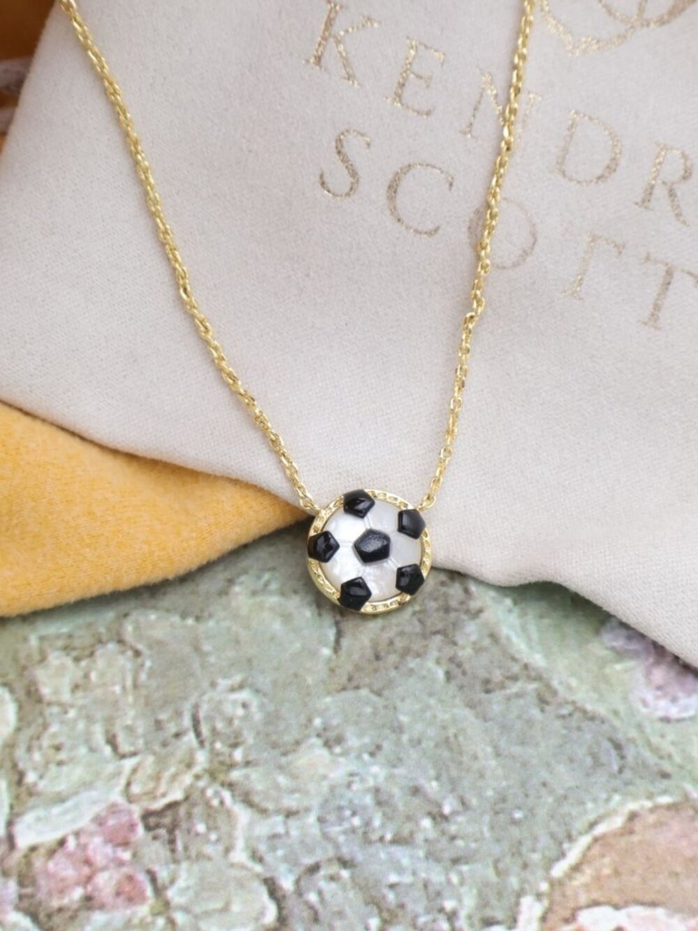 Kendra Scott Soccer Gold Short Necklace Gold NEW - Picture 2 of 2